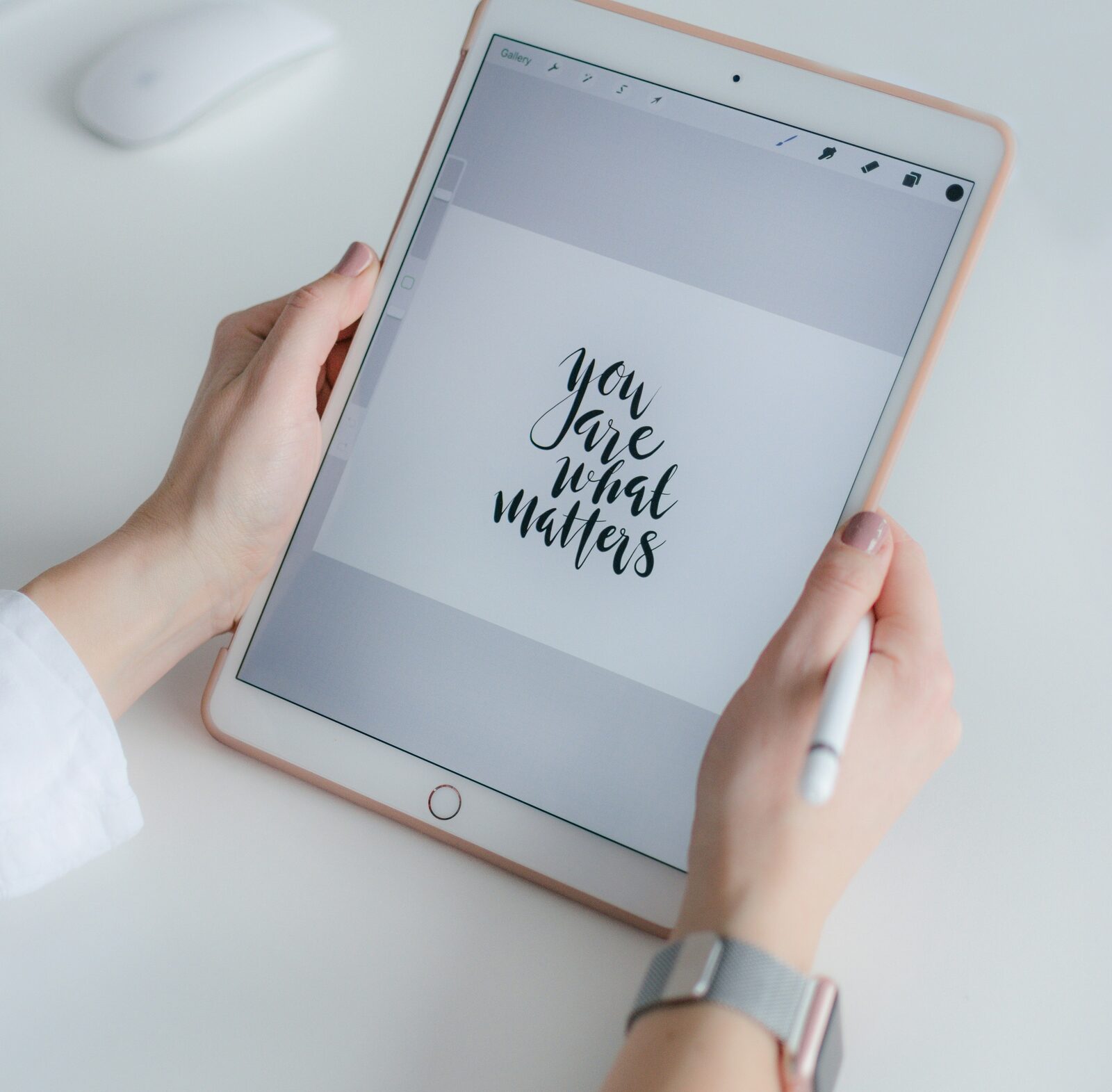 Handlettering „you are what matters“ auf einem Tablet — du stehst im Mittelpunkt