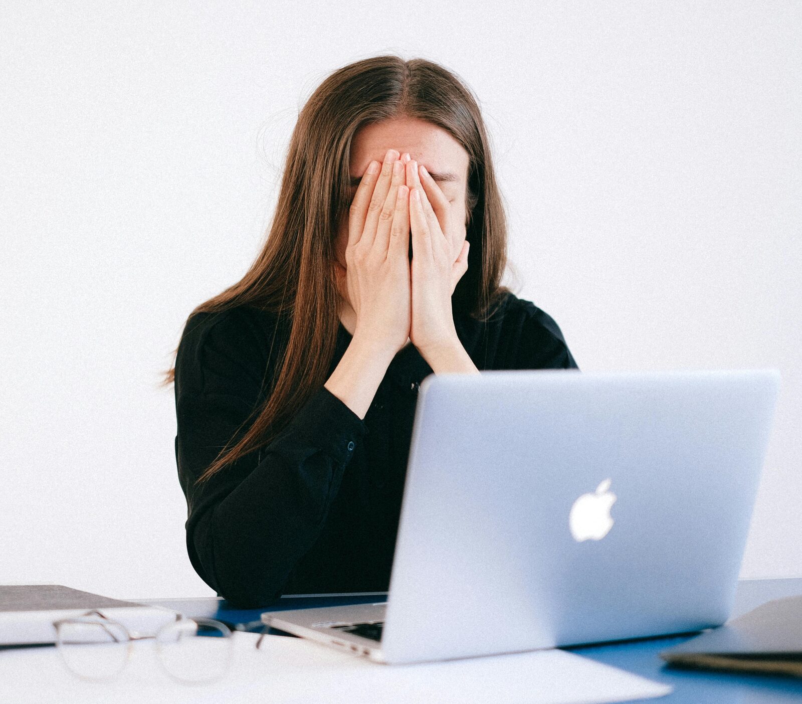 Erschöpfte Person am Arbeitsplatz — wenn das Miteinander schwerer wird